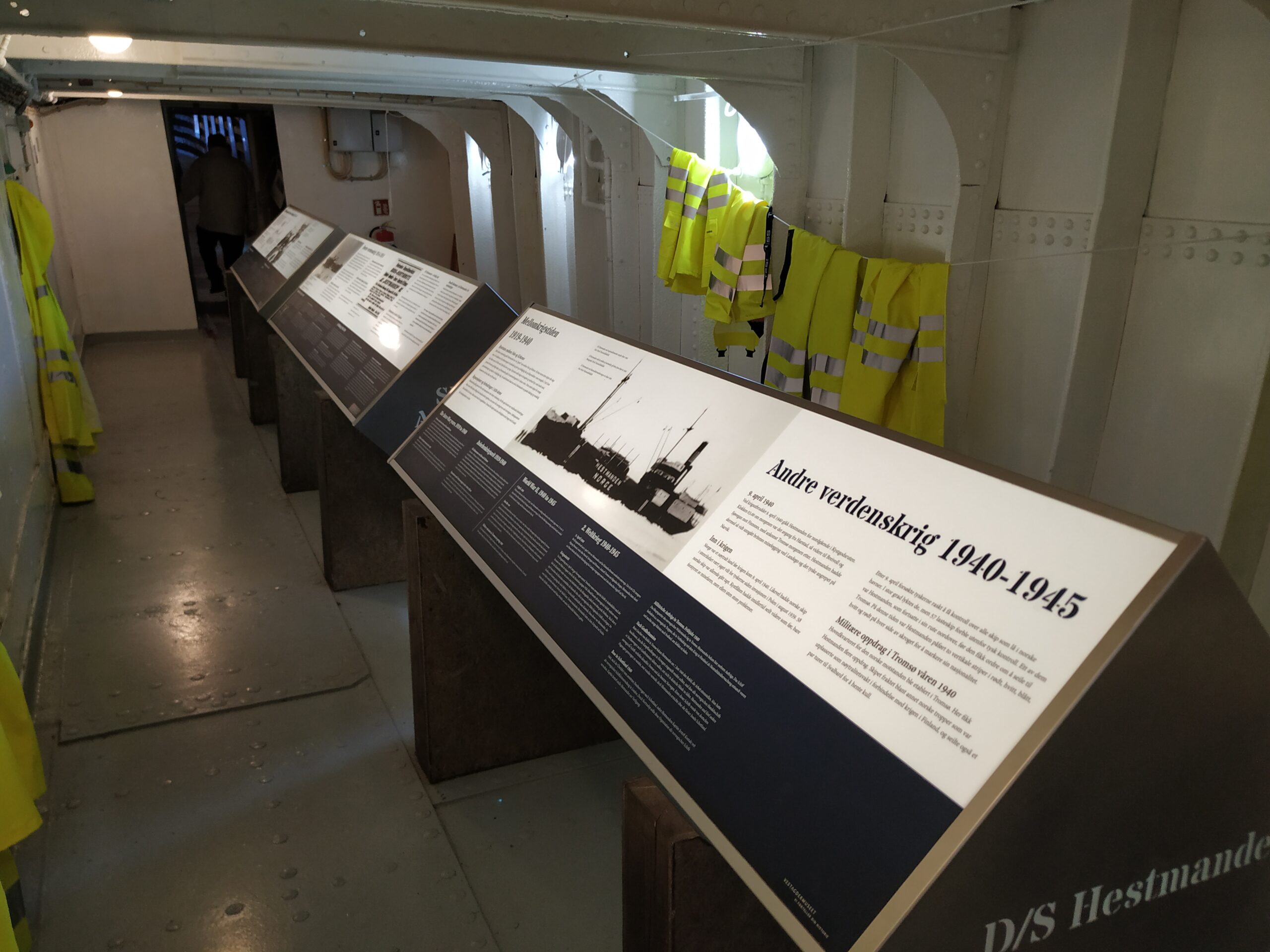 Plansjer ombord i D/S Hestmanden